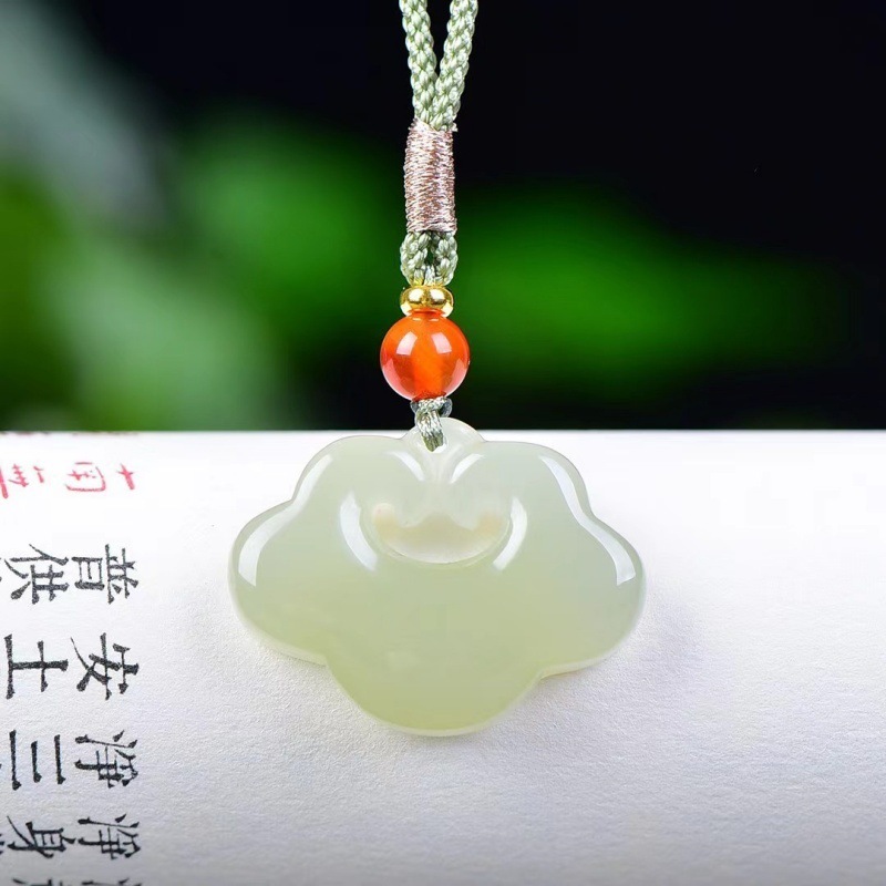 新疆と田玉は意のままにロックして青海のカップルの金の祥雲の鎖のブランドの玉のペンダントを掛けて生放送します。|undefined
