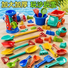 子供のビーチのおもちゃの車の赤ちゃんは水を遊んで砂を掘って雪を遊びます。