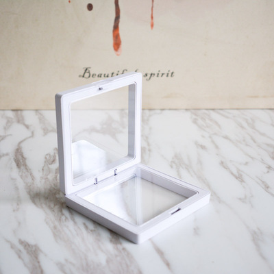 White (suspended box); 7*7*2cm