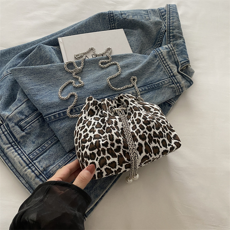 Bolso de leopardo rojo en línea para mujeres 2024 nuevo popular nicho de diseño de cadena bolso de cinturón mini bolso de cubo de cuerda