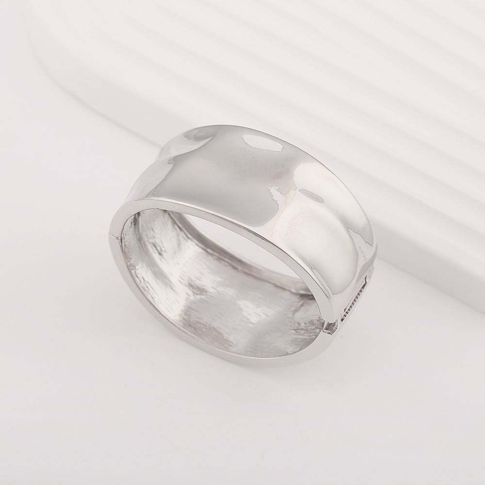 Cross-border manufacturers supplying wholesale personalized concave and convex metal-textured alloy open cuff bracelets in cold style directly to Europe and America.
