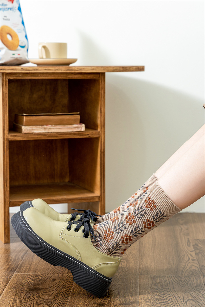 Double-needle, two-way trend, fashionable new women's pile socks, medium length, thickened khaki color wave pattern_voghion.com