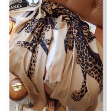 2025秋冬新款豹子真丝羊绒围巾时尚大尺寸200*135羊毛大方巾披肩