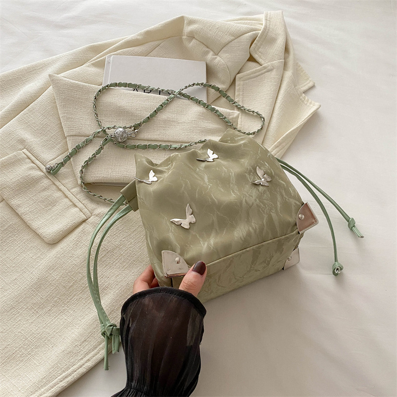 Alta textura mariposa decoración de hombro mochila 2024 verano nuevo nicho de diseño de cadena con bolsas de cubo