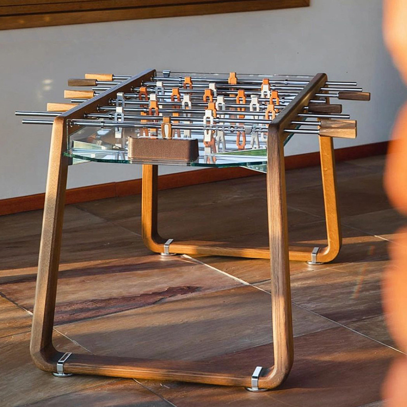 Fútbol de mesa de lujo ligero italiano, máquina de fútbol de cristal de cristal de lujo, muebles de entretenimiento para clubes interiores modernos y sencillos
