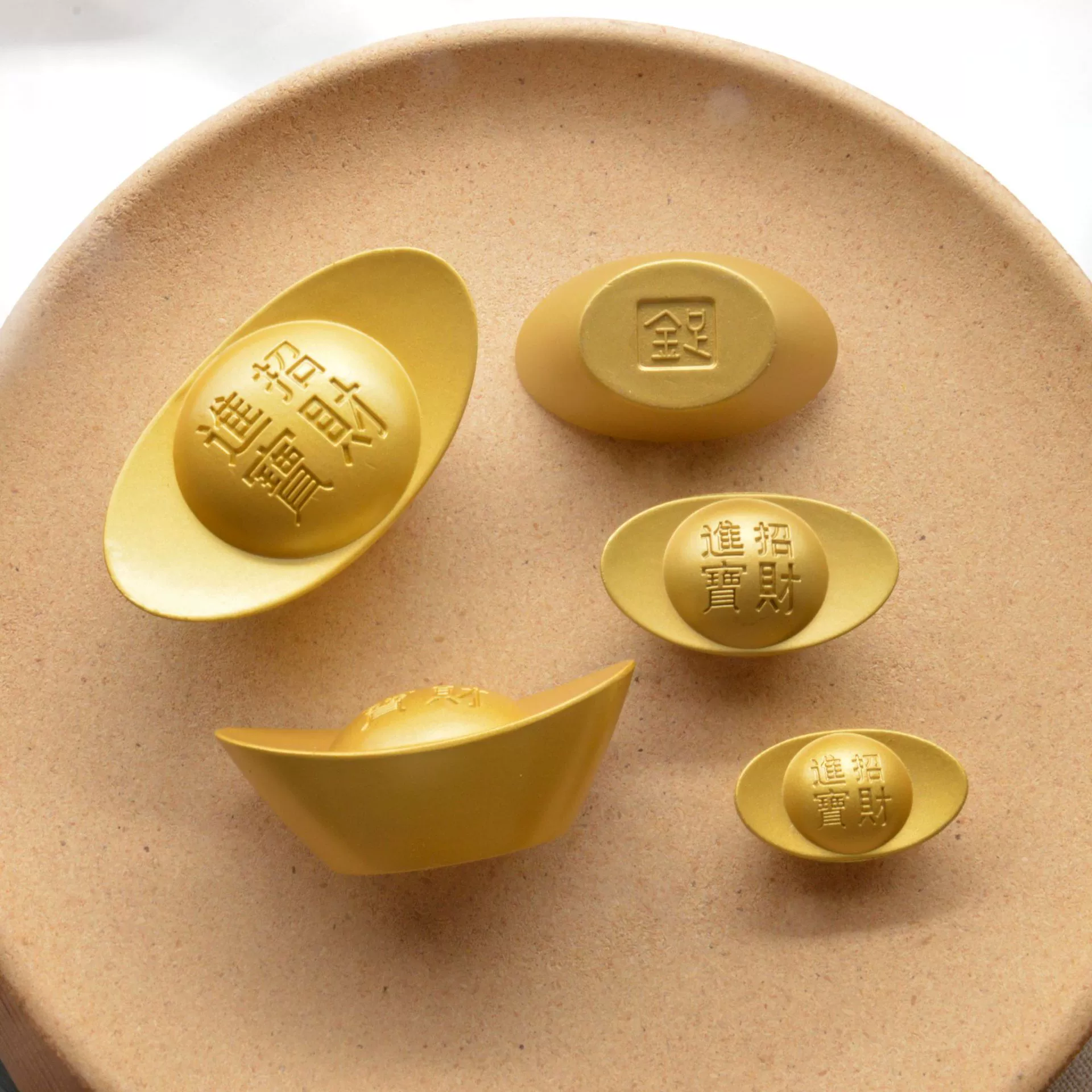 Орнамент фэн-шуй из цельного золотого слитка для украшения гостиной, небольшой храмовый слиток из сплава для новоселья и открытия.