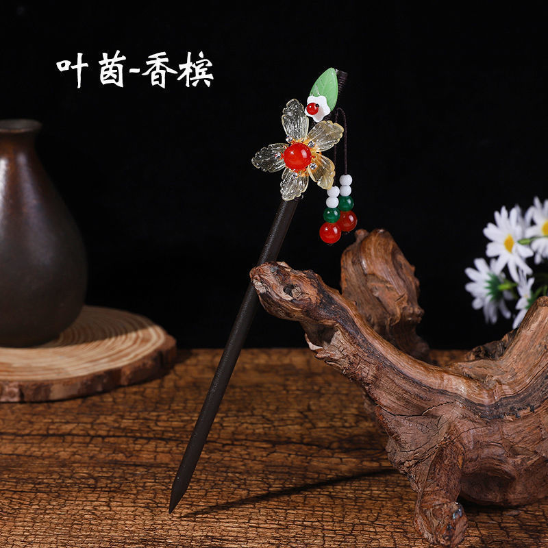黒檀の木のかんざしのフリンジをまねて、かんざしの子供の古風な頭飾りをします。|undefined