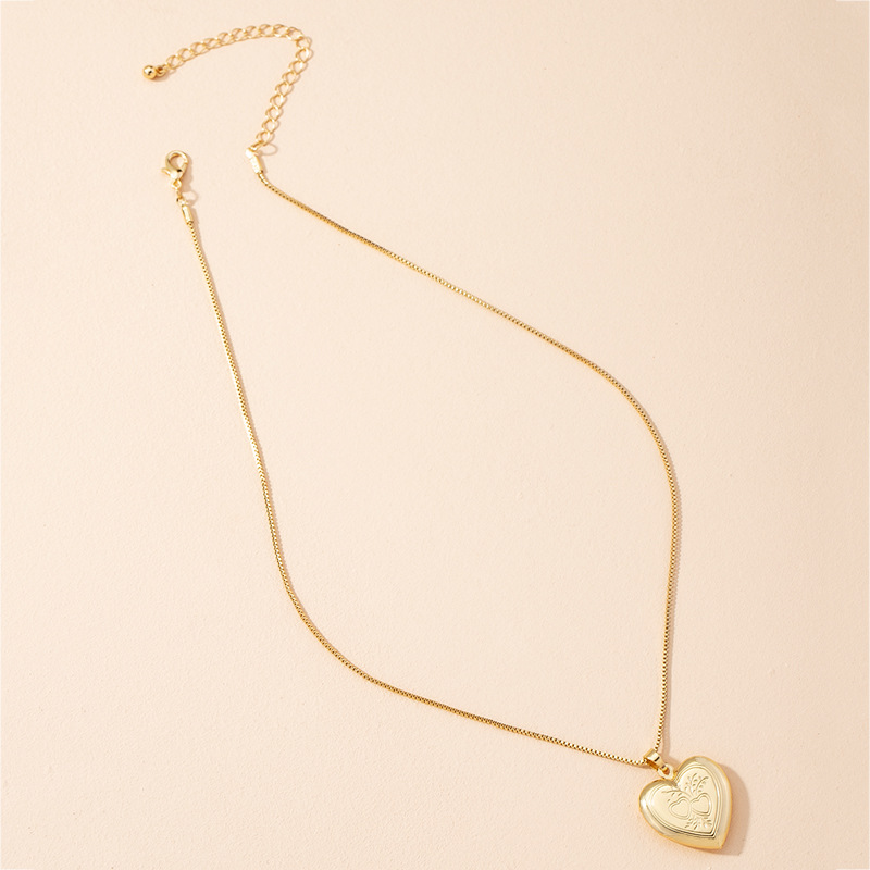 Fashion Love Pendant Necklace Heart Clavicle Chain display picture 4