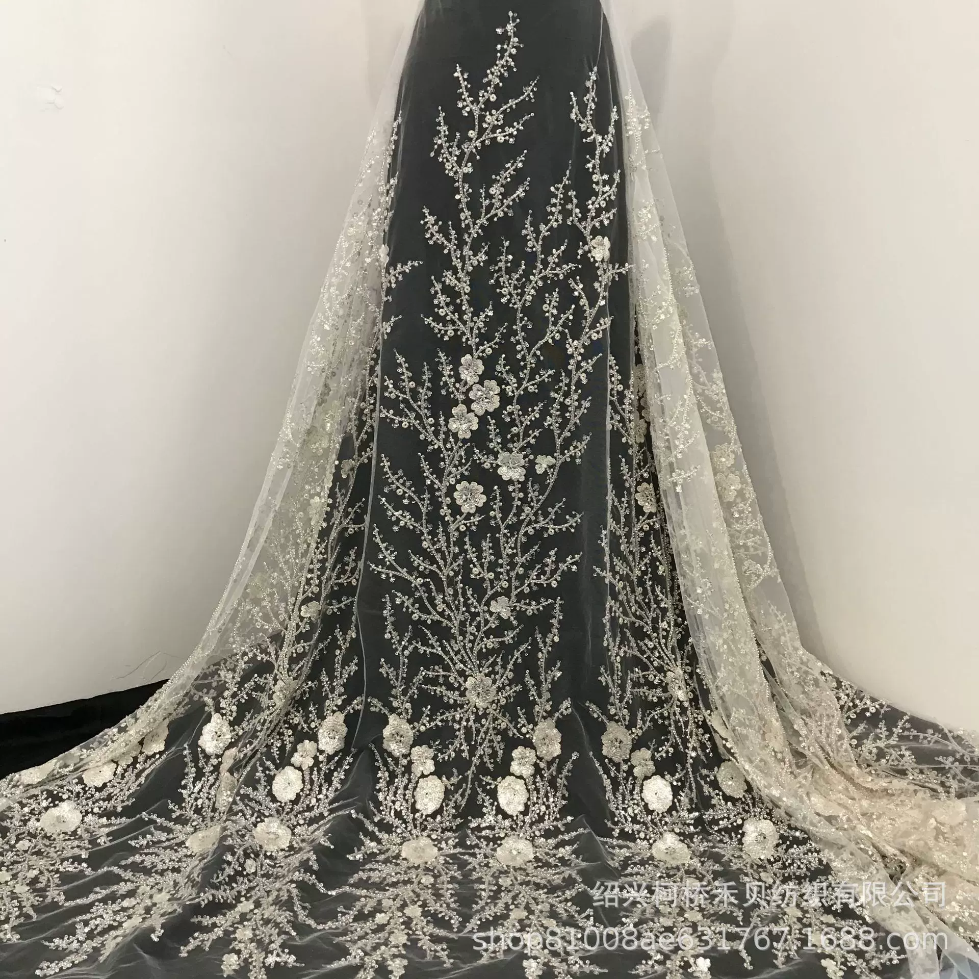 实体工厂珠管绣花布 时尚水晶亮片电脑绣花面料 婚纱礼服时装面料