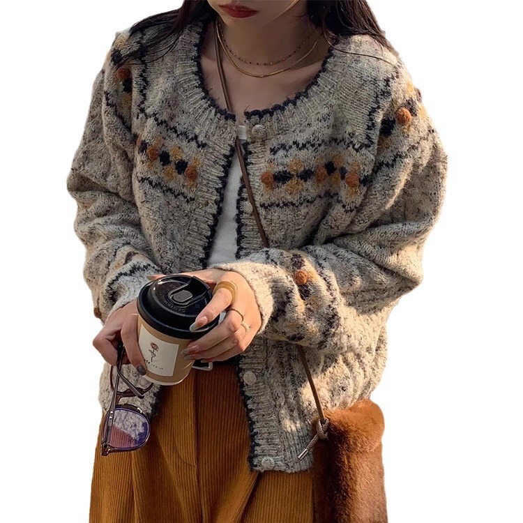 セーターの女性秋冬の小衆の上着はだらだらしています。|undefined