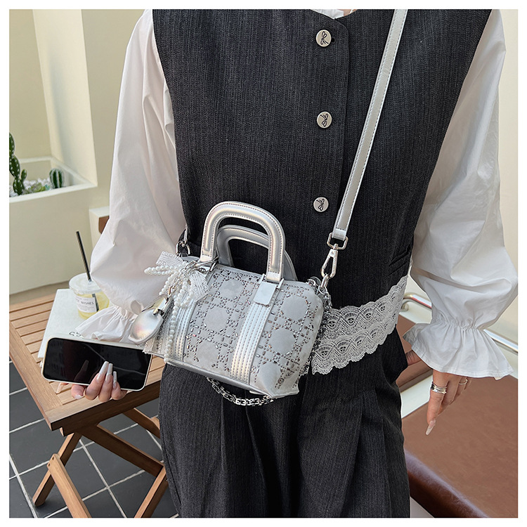 Summer bag: Women's niche design denim blue hot diamond handbag, 2025 new style bow single-shoulder crossbody bag undefined