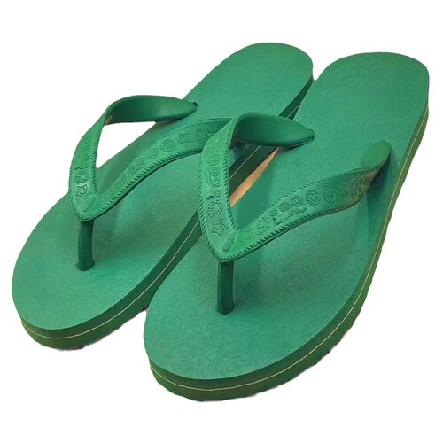 Crocodile-patterned Star Horse rubber flip-flops—unisex summer outdoor fashion slip-ons for indoor and beach use, made of foam.