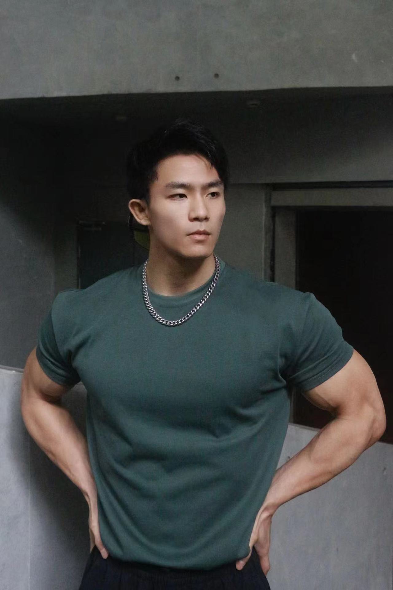 темно-зеленый