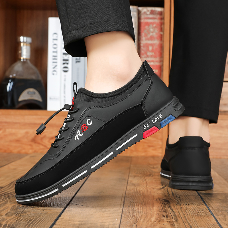 Un zapato para hombre otoño 2025 nuevos zapatos de cuero de moda para hombres zapatos casuales coreanos zapatos de negocios versátiles zapatos deportivos