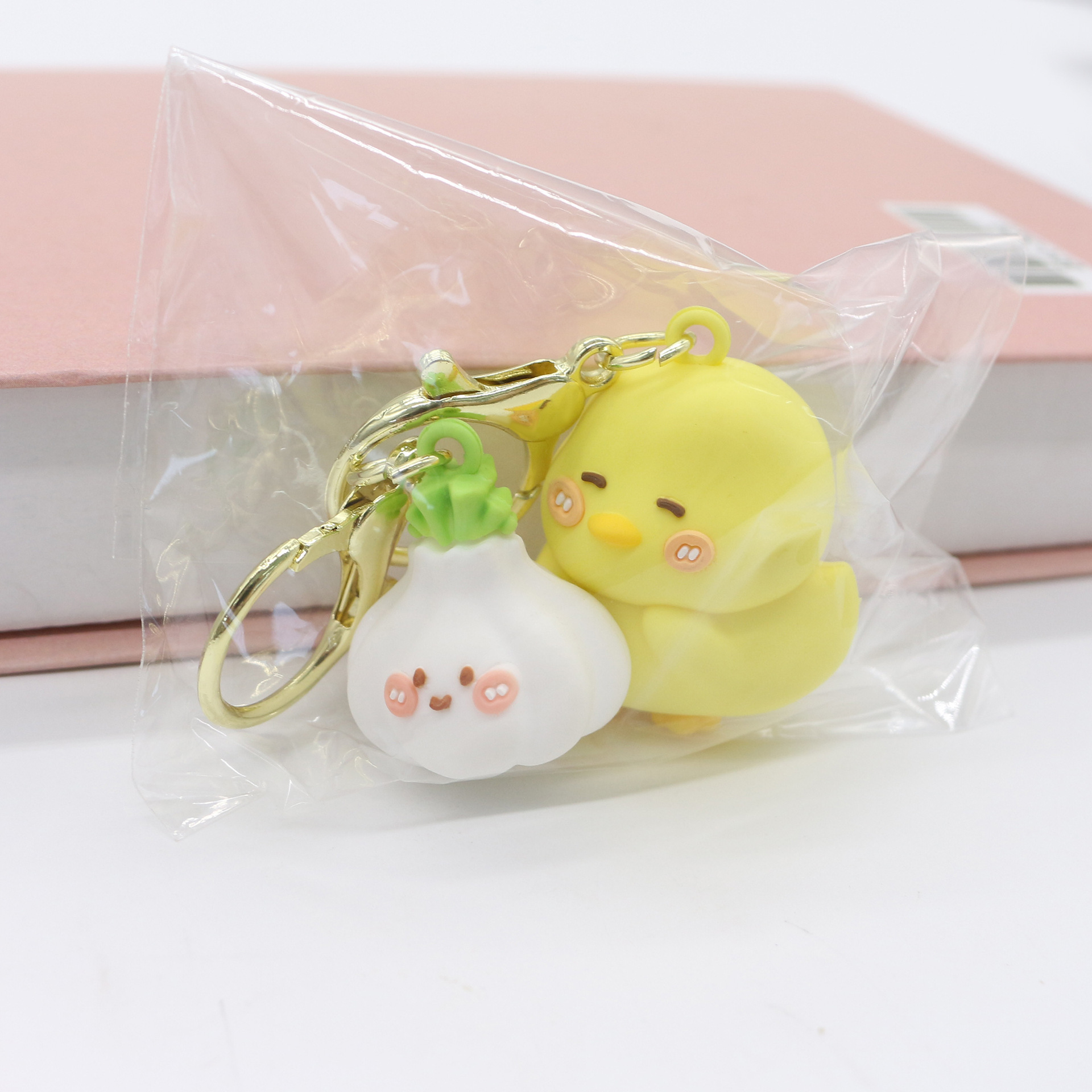 Inventario de PVC adhesivo suave atractivo llavero de dibujos animados creativo rana llavero pareja colgante muñeca accesorios osos