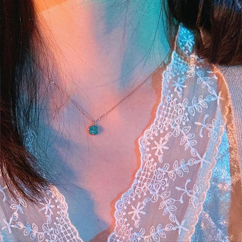 女性用の軽くて豪華でハイエンドのグリーンの小さな角砂糖ペンダントネックレス、絶妙で多用途のネックレス、ユニークなニッチデザインの鎖骨チェーン|undefined