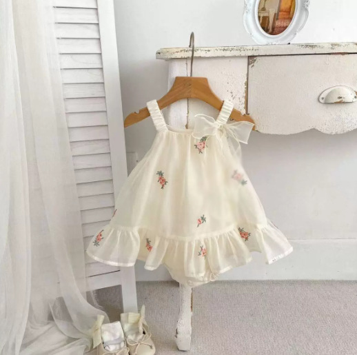 夏の女の赤ちゃんの洋気の王女のガーターはおならを包みます。