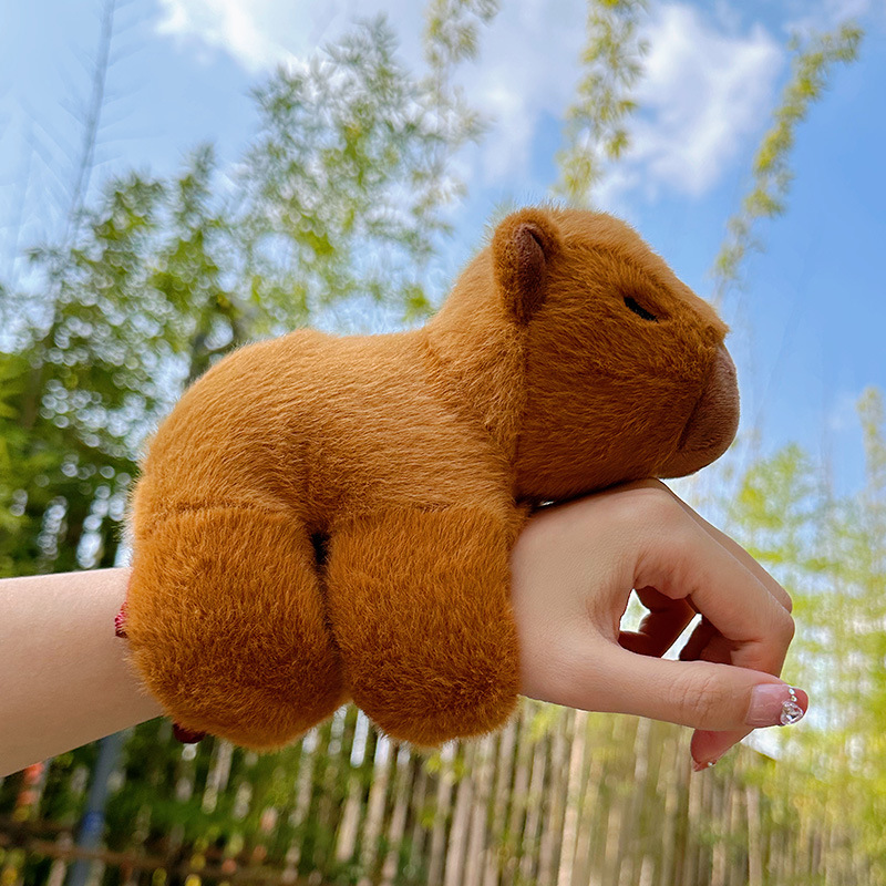 Mano sosteniendo lindo kappabala Snap anillo muñeca de juguete de peluche al por mayor muñeca Bara capybara Snap anillo pulsera
