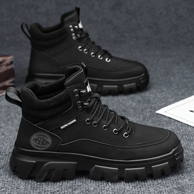 En otoño, los zapatos masculinos son altos, las botas Martin son altas, las tendencias de los zapatos de trabajo masculinos están llenas de botas cortas de montañismo retro de estilo británico de fondo grueso.