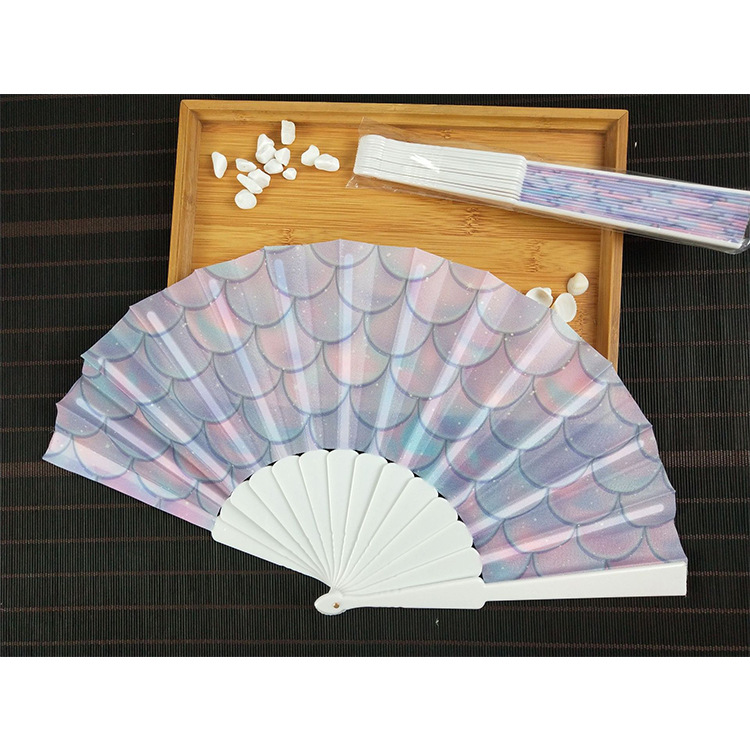 En stock 23cm hueso de plástico fresco ventilador plegable de plástico ventilador de una sola cara coloridas escamas de pescado