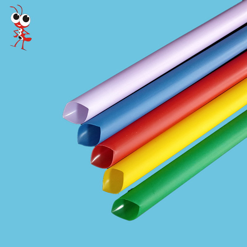 Pajitas de plástico desechables con revestimiento de película de colores variados del fabricante de Dongguan para bebidas, pajitas puntiagudas de plástico de calidad alimentaria y ecológicas en varios grosores.