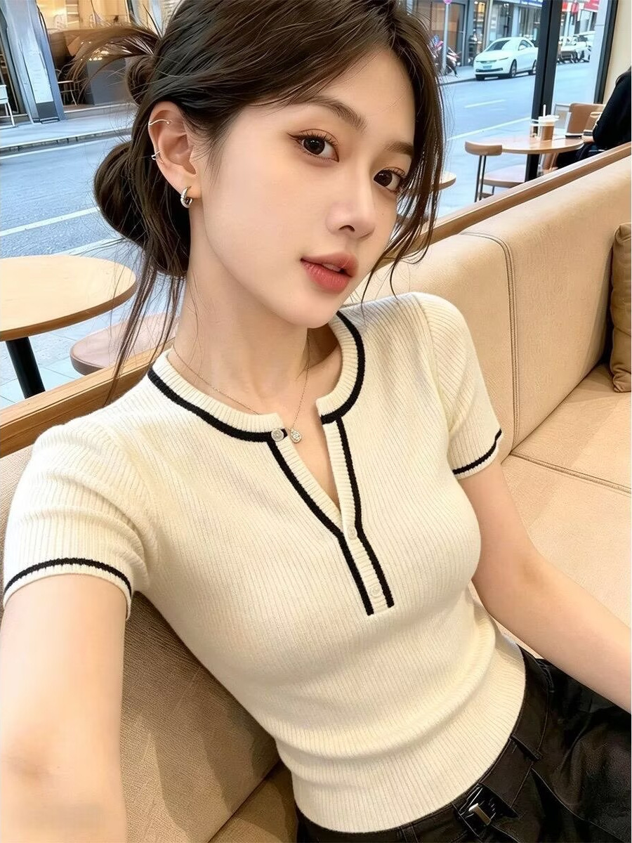 Áo thun nữ cổ chữ V tay ngắn chất liệu mát lạnh, form rộng thoải mái — màu trắng