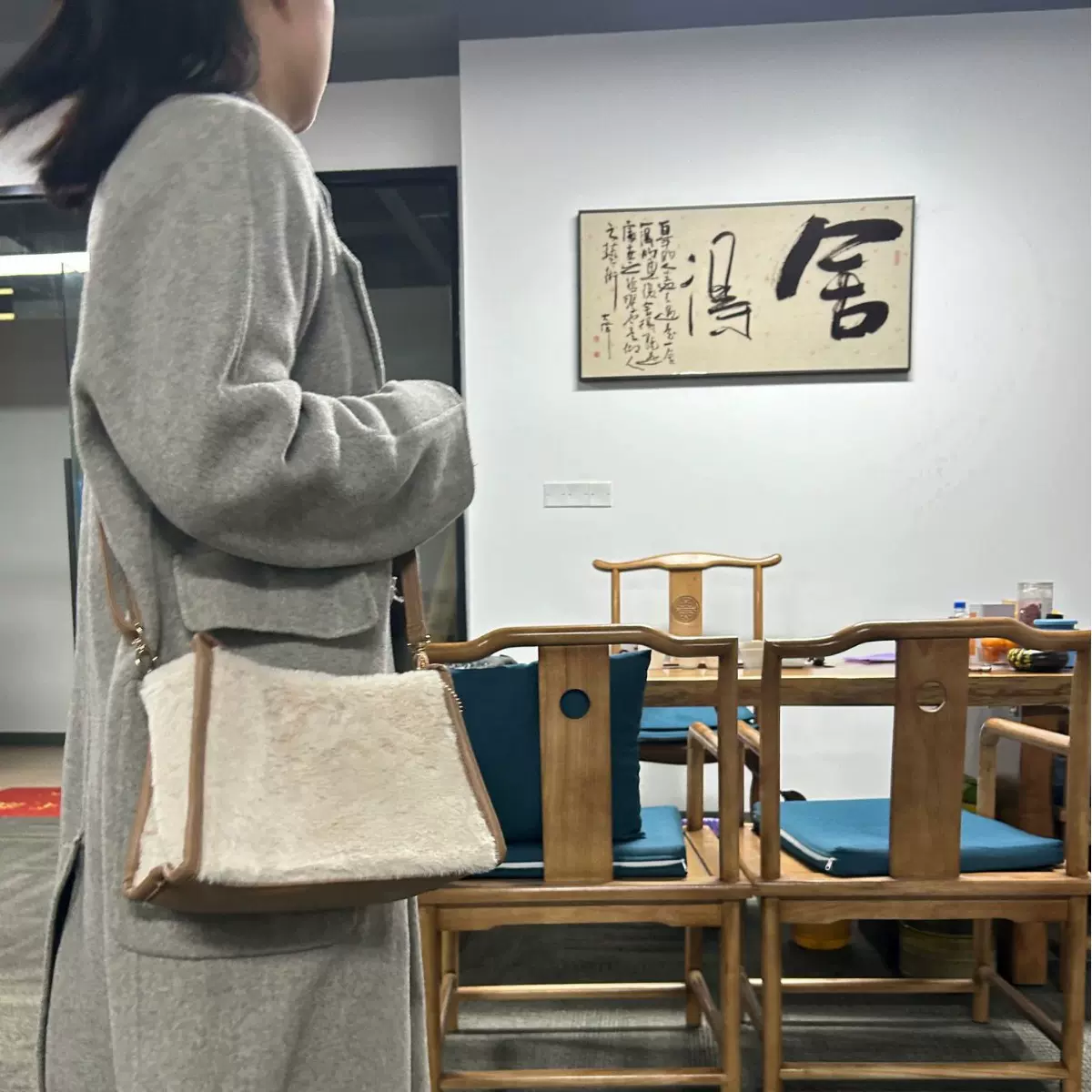 毛绒斜跨包短毛绒包pu材料女生休闲包手拎包单肩两用包