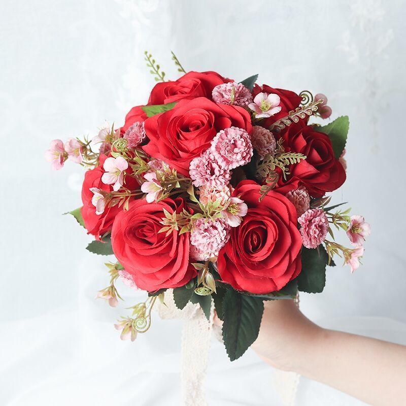 手に花を持つ新婦の韓国式結婚式の領収書のシミュレーションの花束の森系のウェディングドレスの撮影の道具の手に花をささげます。|undefined