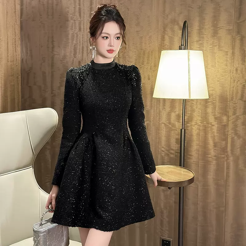 2025秋装新款女法式设计感钉珠亮片收腰连衣裙赫本风小黑裙21628