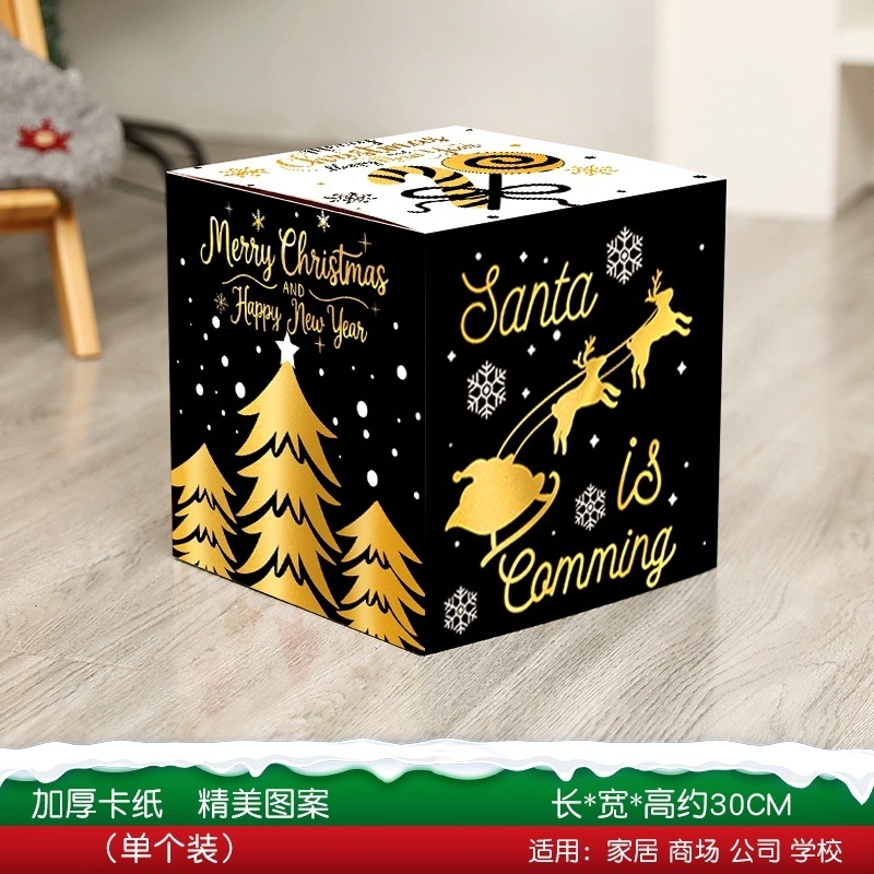 クリスマス装飾ギフトボックスの店頭デパートのショーウインドーのシーンにクリスマスツリーの下に飾られたギフトボックス|undefined