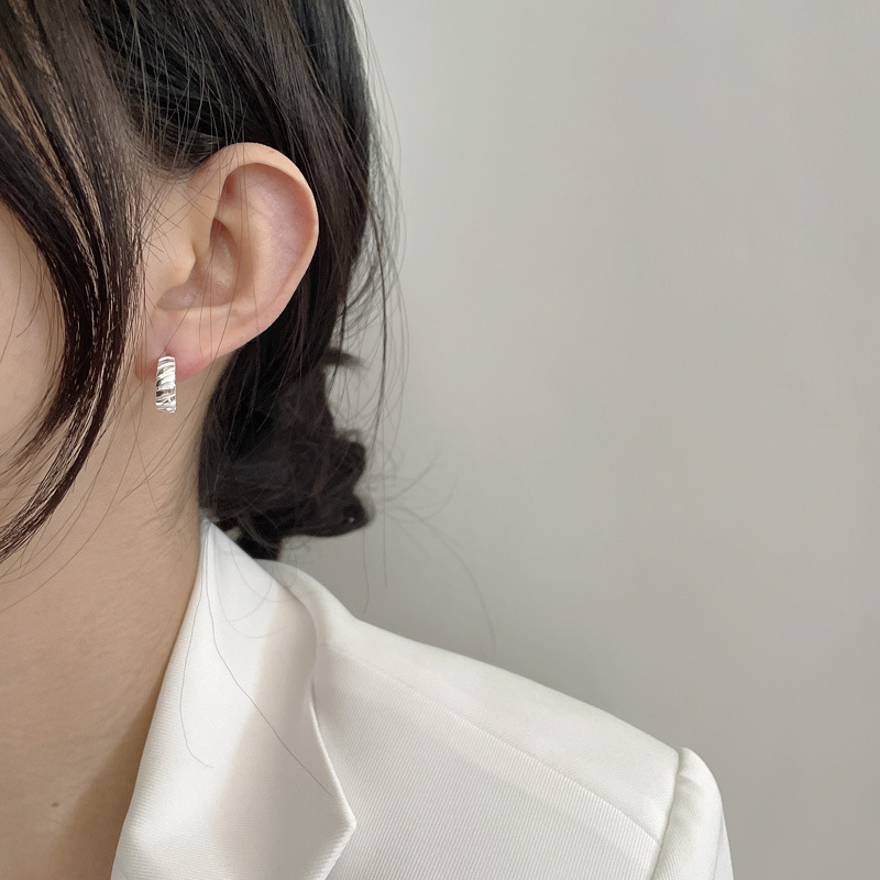 Hong Kong Style European And American Style Croissant Earrings Retro S925 Sterling Silver Earrings Ins Style Cold Simple Gold Stud Earrings display picture 4