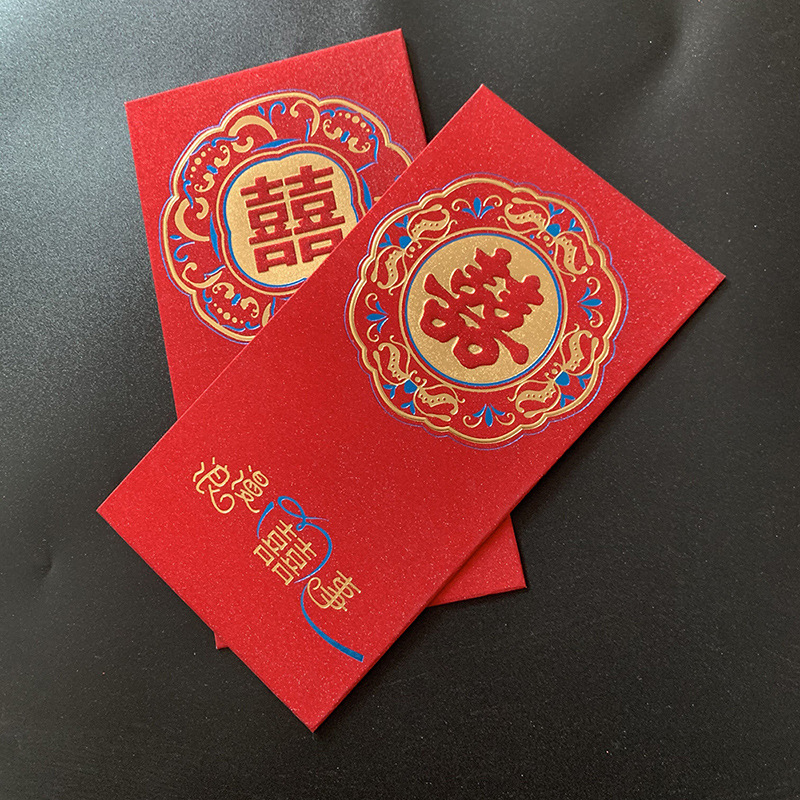 두 배의 행복. 큰 크기. 두꺼운 황금 양파 종이 빨간 봉투