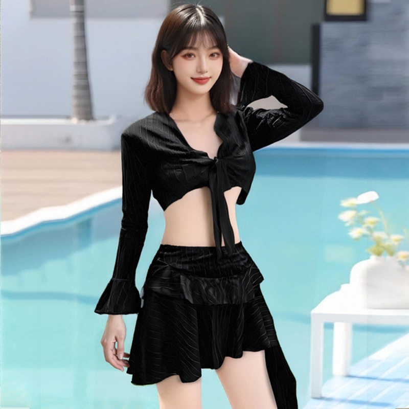 Traje de baño dividido en bikini, protector solar de manga larga de cuatro piezas para mujer, vestido de niña caliente puro, delgado traje de baño de aguas termales para mujer al por mayor