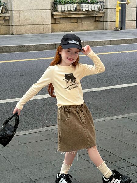 Autumn girl's skirt for leisure
