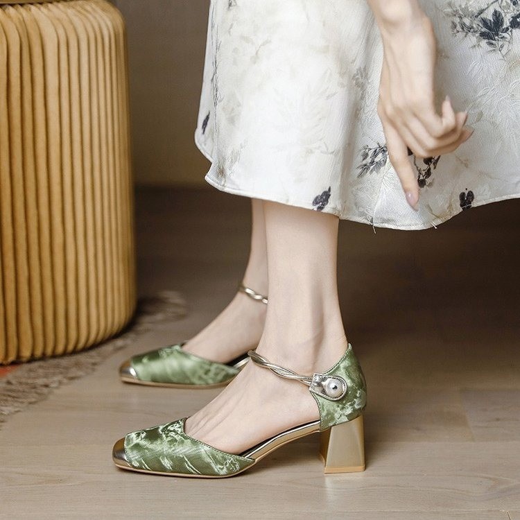 2026 primavera nuevo estilo retro cabeza cuadrada hueco tacones altos nuevos estilo chino cheongsam sandalias de cabeza de una sola mujer