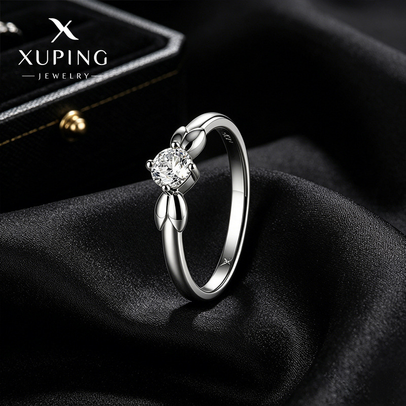 Xuping aleación de cobre chapado blanco incrustado joyería de joyas artificiales japonesas y coreanas anillo de viento nicho alta sensación al por mayor