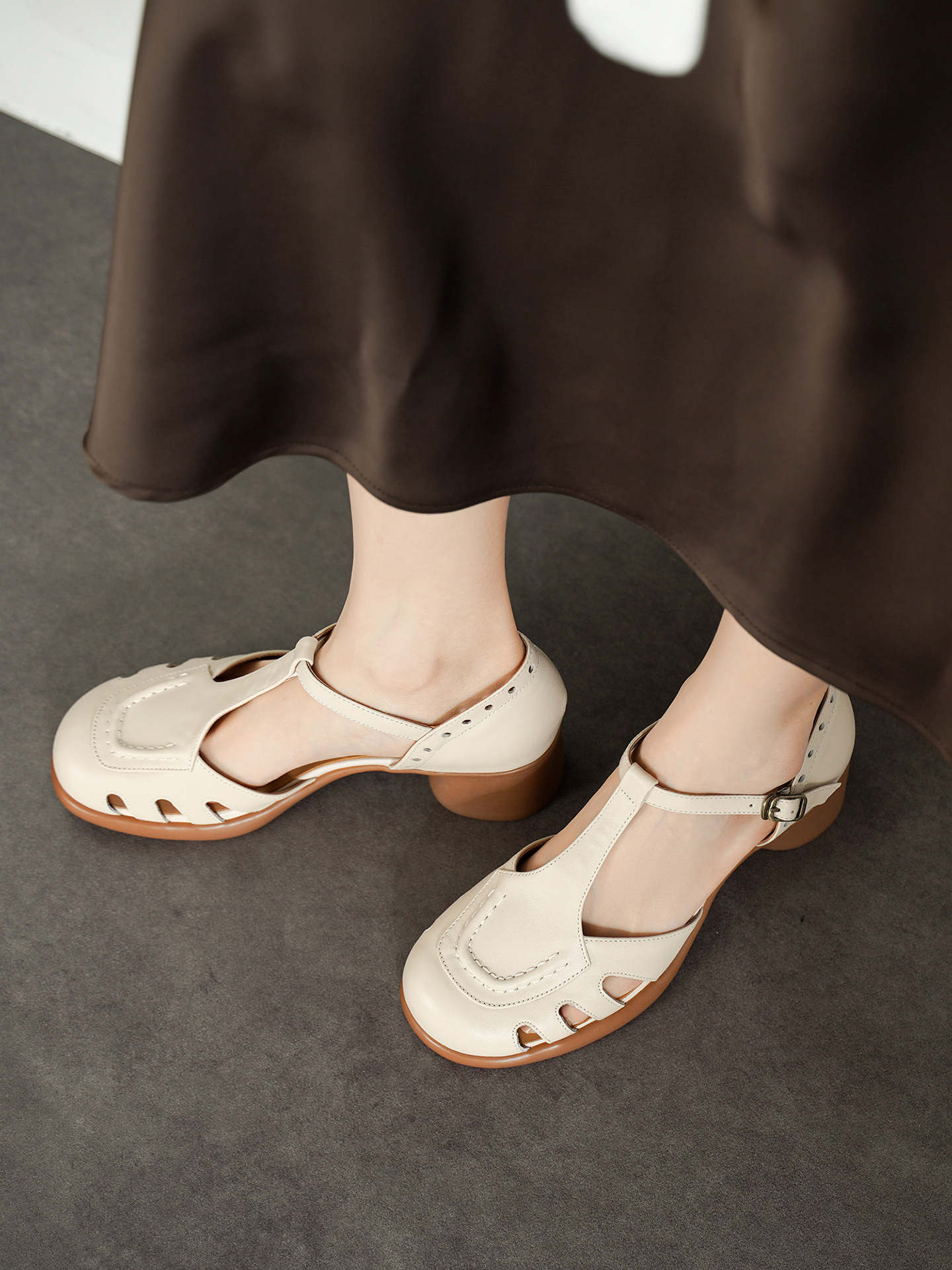 Sandal cao gót nữ mũi nhọn quai ngang khóa T, gót 5 cm, da bò thật — đen chi tiết 8