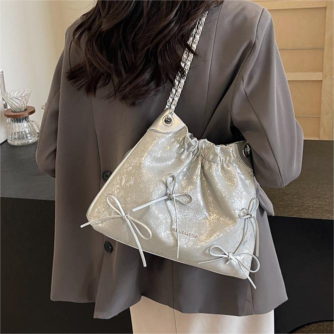 Bolsa de arco de moda explosiva para mujeres 2024 verano nuevo simple versátil bolso de brazo bolso de tendencia de viaje