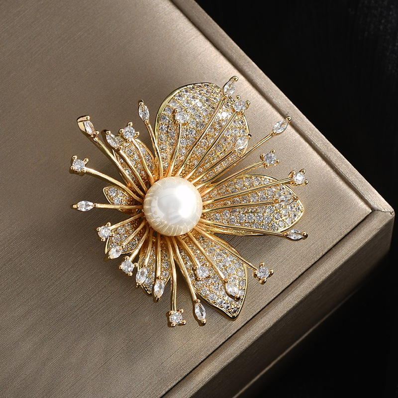 Perla Zircon flor broche de moda lujo ligero alto sentido de pin nicho sentido de diseño universal trajes accesorios al por mayor