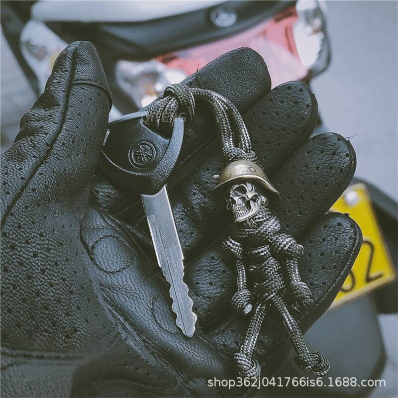 Factory direct personality cool imitation brass trend skeleton soldier VS Superman keychain luggage pendant pendant wholesale