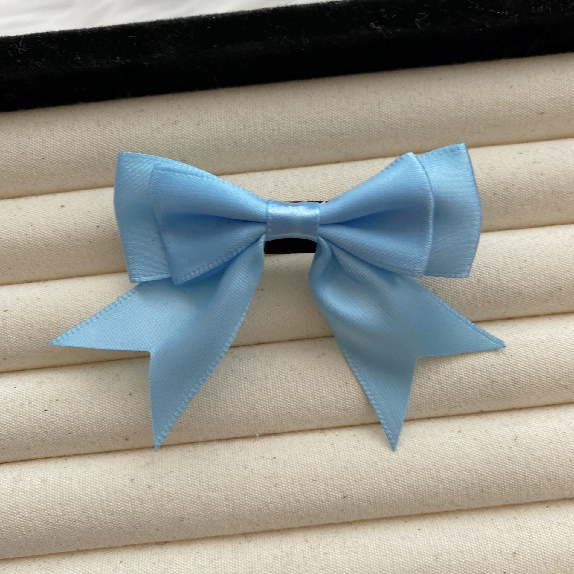 Children's hairgrip with bow, bangs