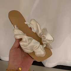 现货~法式缎面花边小众一字拖鞋女夏外穿2025平底防滑夹脚凉拖