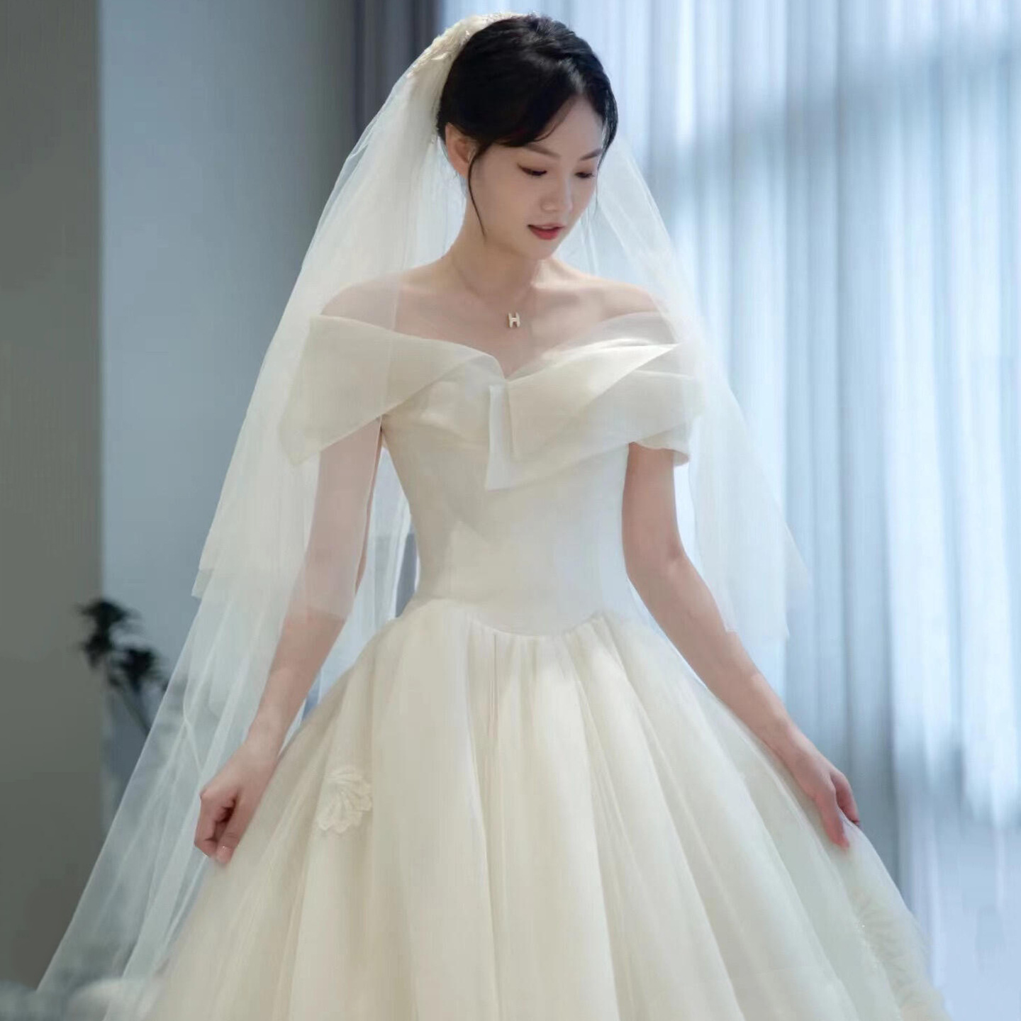 Vestido de novia estilo francés 2025, nuevo modelo, con textura de alta calidad para mujeres embarazadas de baja estatura, hombros descubiertos con cola larga D96