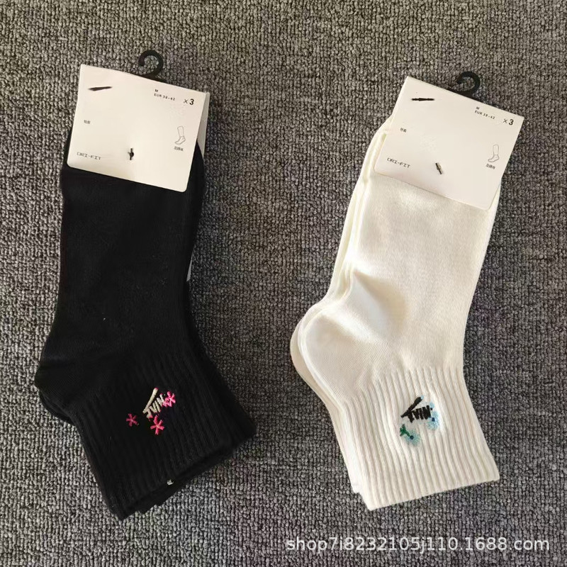 New Four Seasons Middle Tube Embroidered Socks for Men and Women Solid Color Outdoor Sports Running Cotton Socks