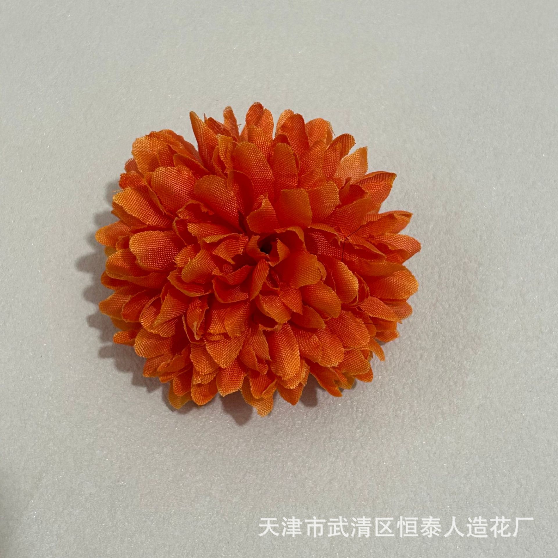 진한 오렌지색