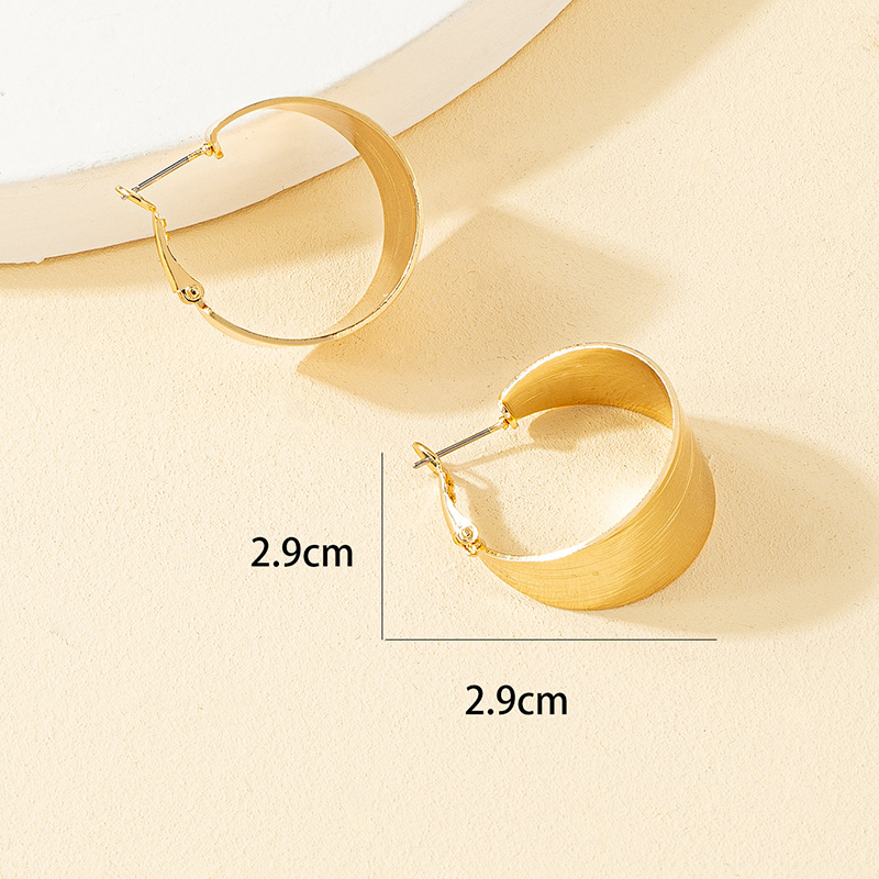 Simple Wide C-shaped Alloy Earrings display picture 2