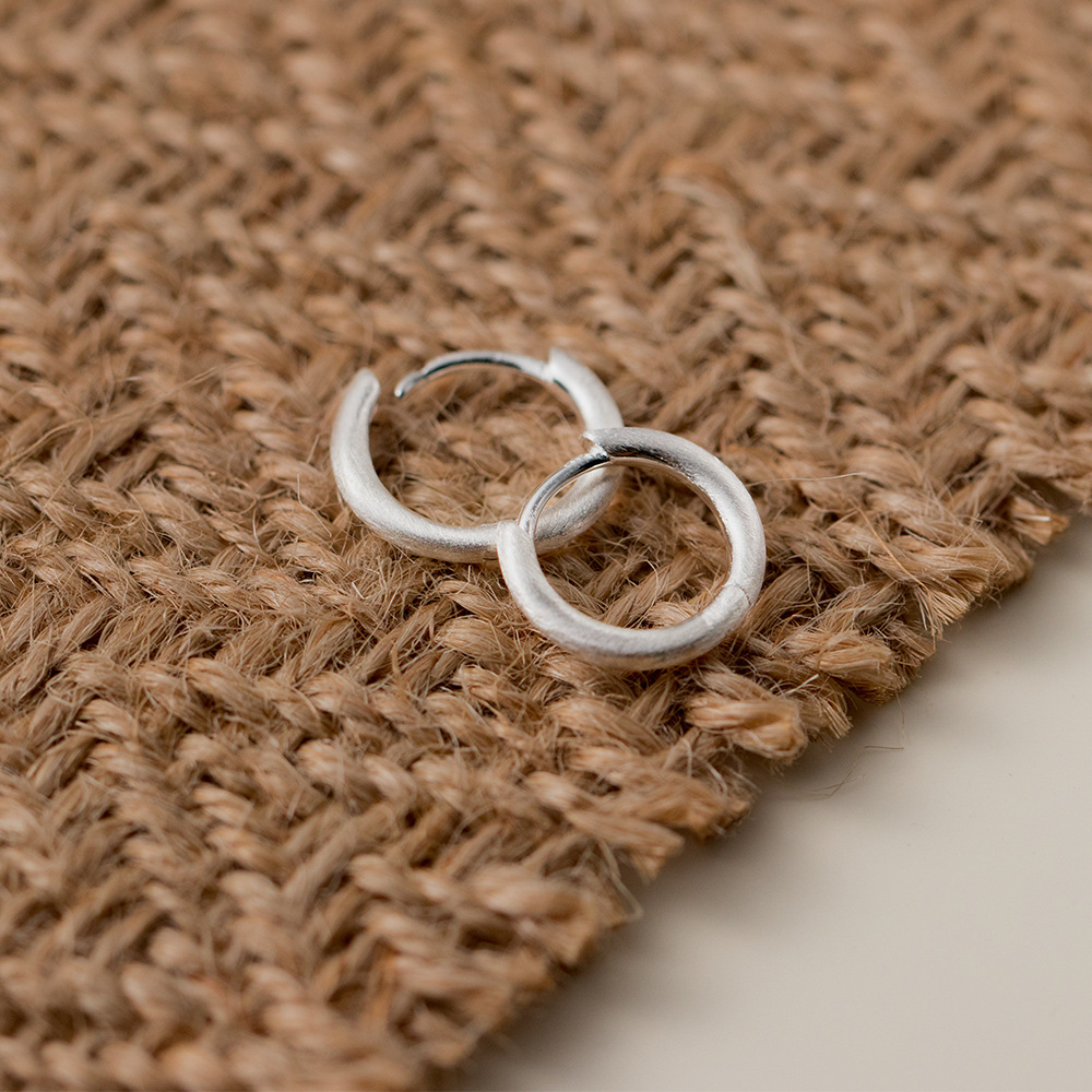 Eloch S925 plata cepillo de arredores redondos viento frío simple nicho de diseño de arredores temperamentales para mujeres M04055