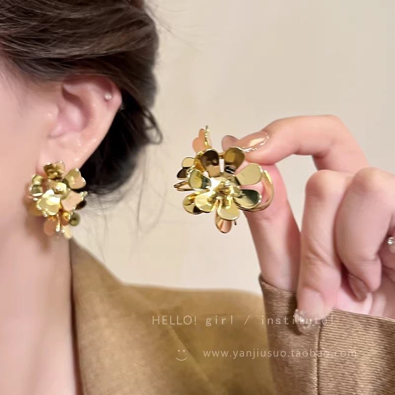 Orecchini a lobo fiore in argento per donna gioiello primavera_voghion.com