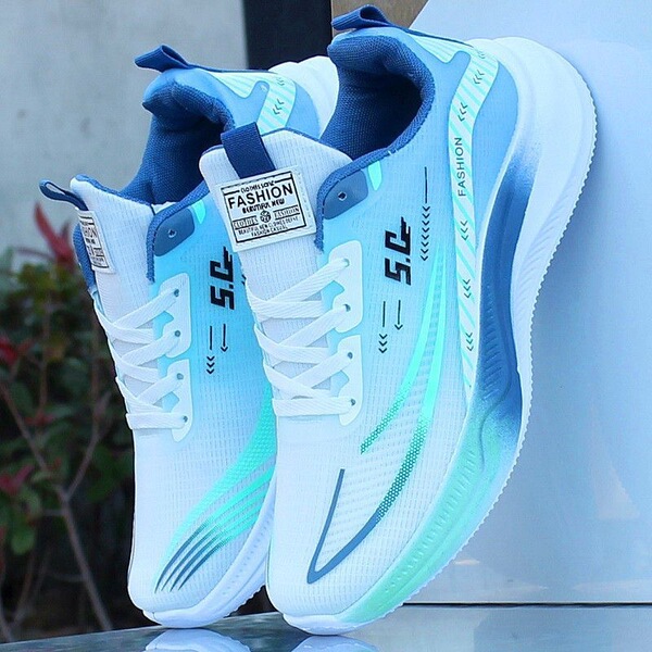Fashionable sneakers for leisure