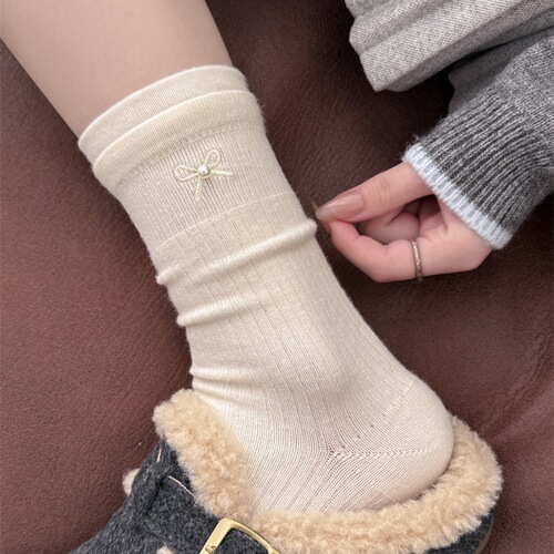 Autumn and winter cashmere socks for women, Korean-style double-cuff contrast-color mid-calf socks, Instagram-inspired pearly socks with bow-knot embroidery and stacked design.
